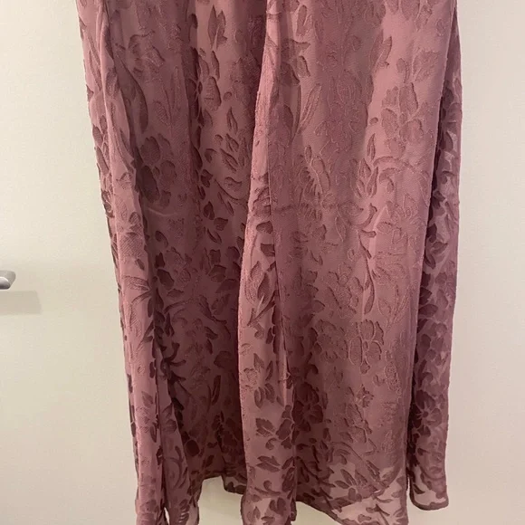 Elegant Sleeveless Dress in Mauve - Picture 6 of 7